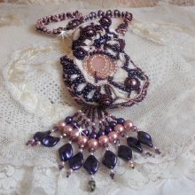 Grace-Halskette, bestickt mit einem Rosenquarz, einem feinen Stein und Perlmuttperlen 